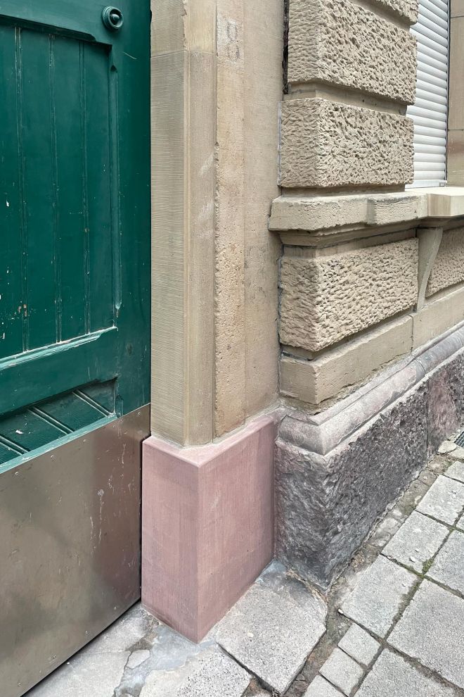 Steinmetzarbeiten an einem Haus in Karlsruhe